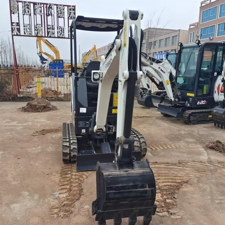 Mini escavadora para uso em jardim doméstico com tapete de borracha