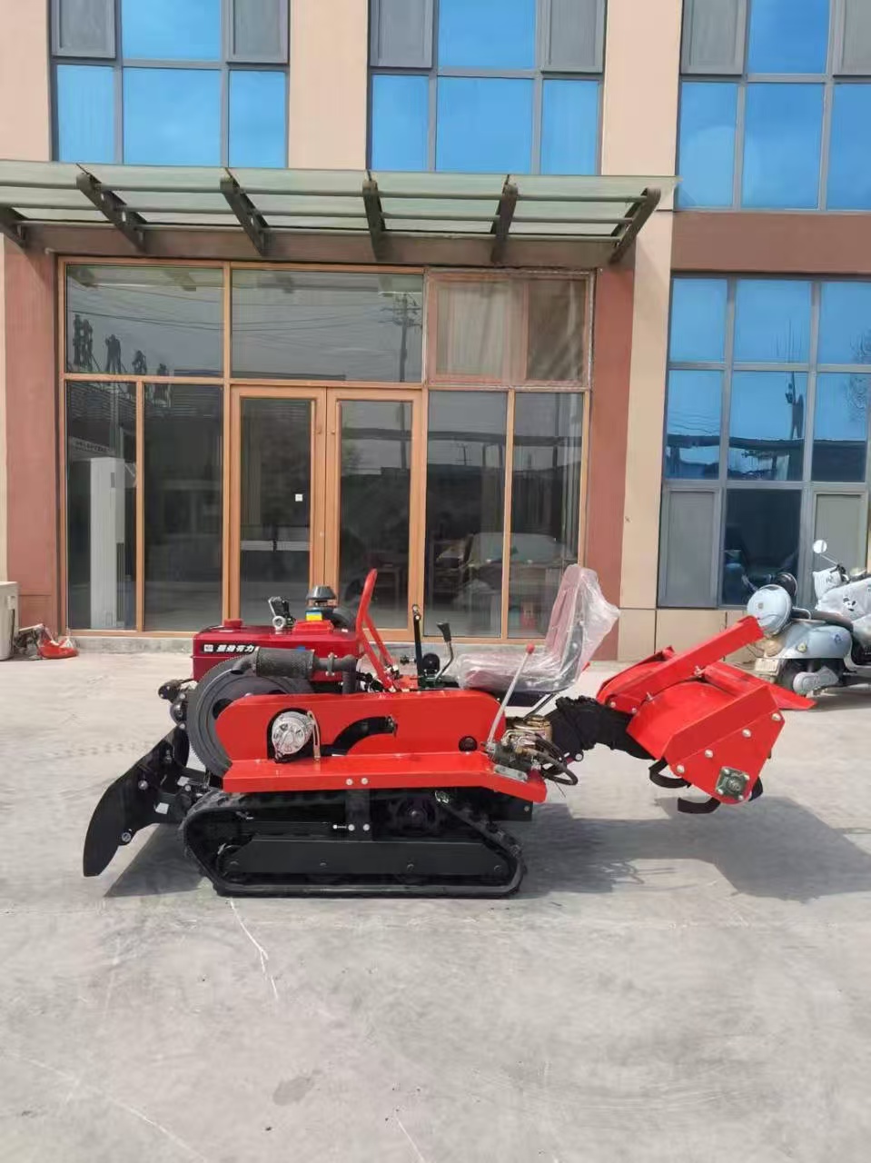 Rotovator de Lagarta com Condutor